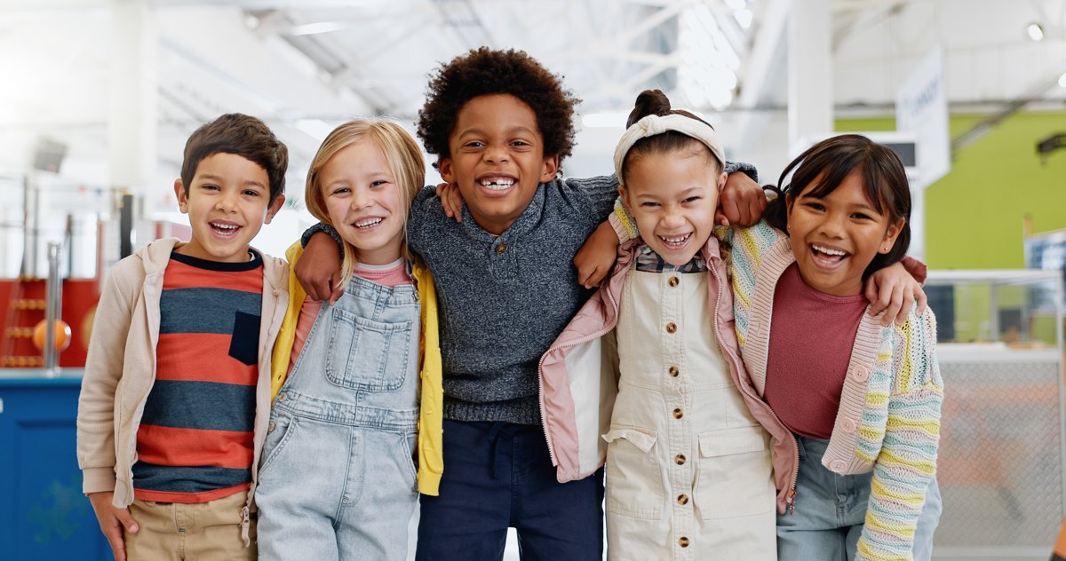Un groupe d&rsquo;enfants souriants et heureux